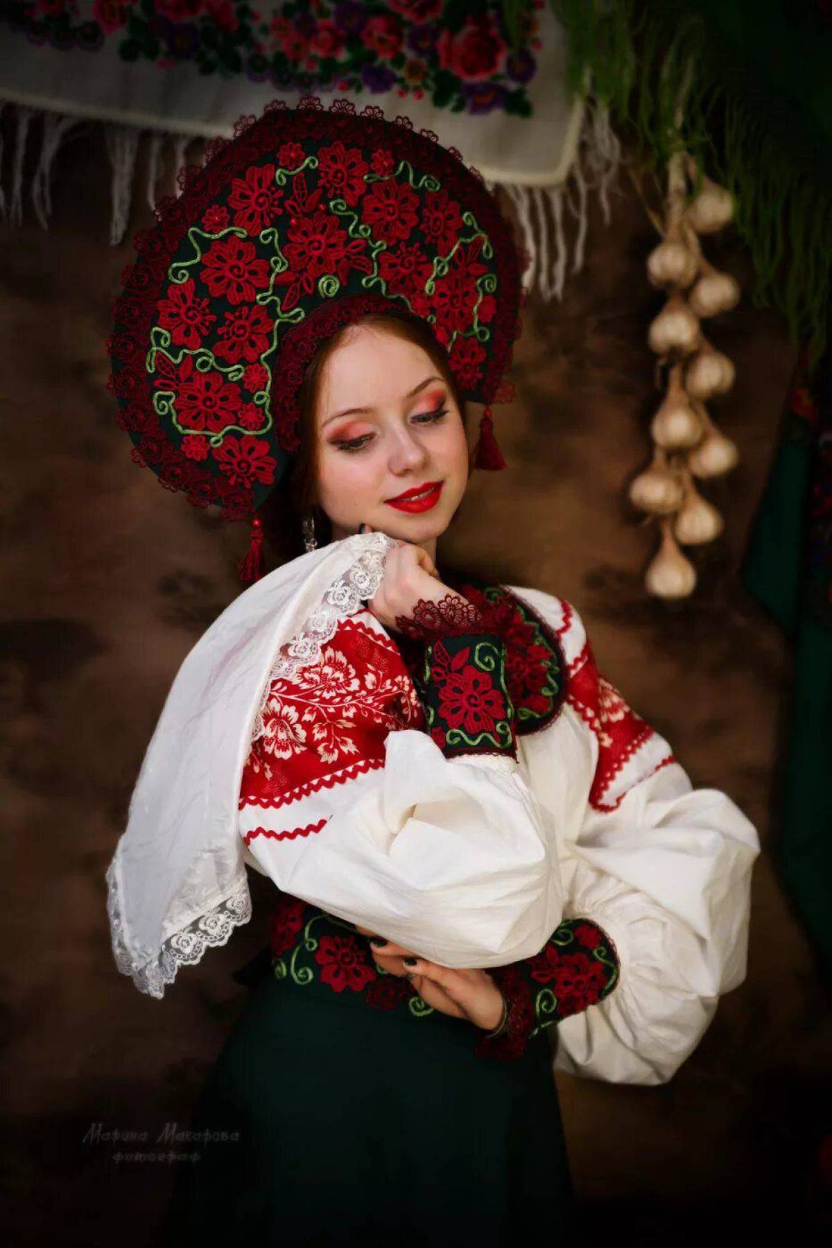 Take a pause and enjoy Women in Slavic costumes — streaming from Srinagar