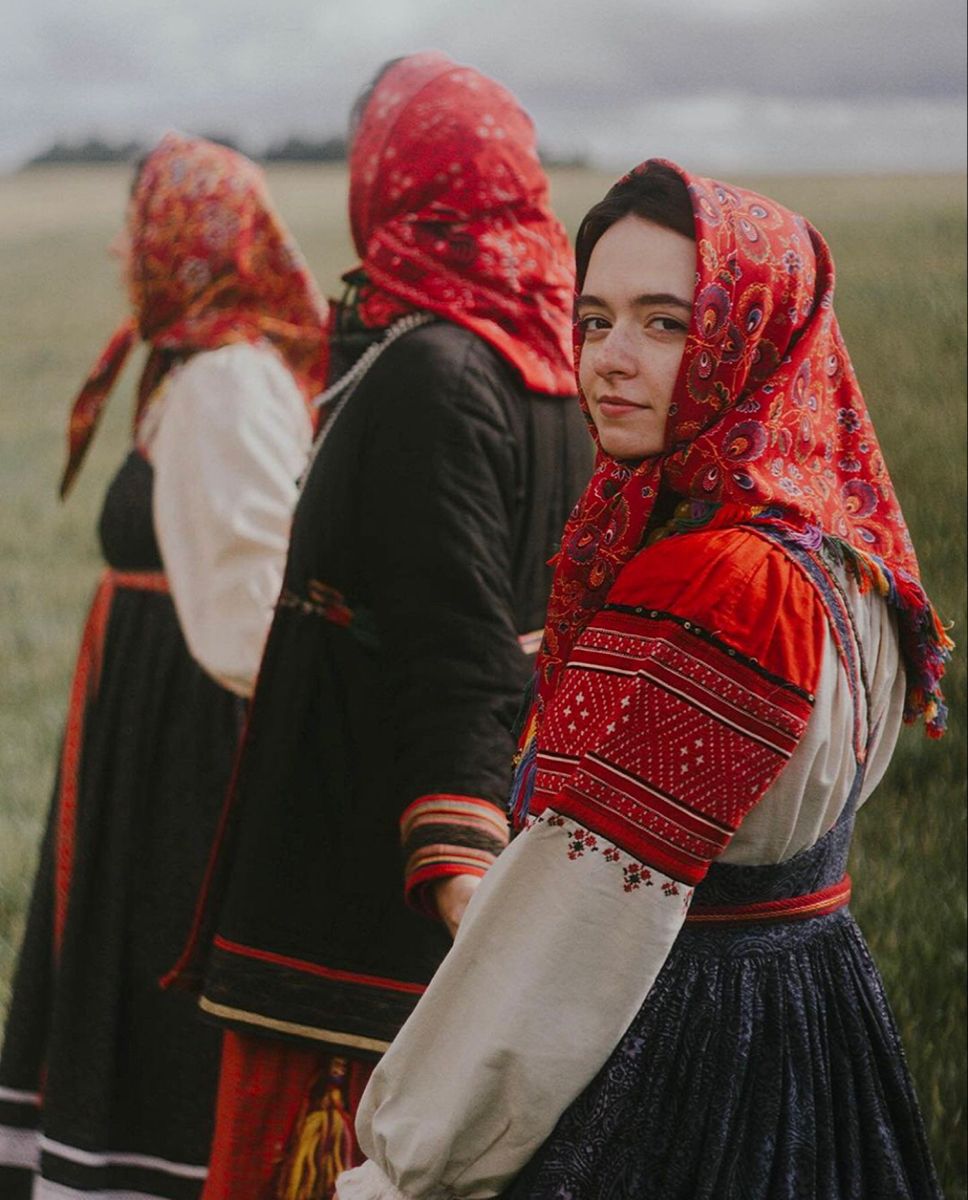 Women in Slavic costumes’s look of the day — catch her live in Srinagar
