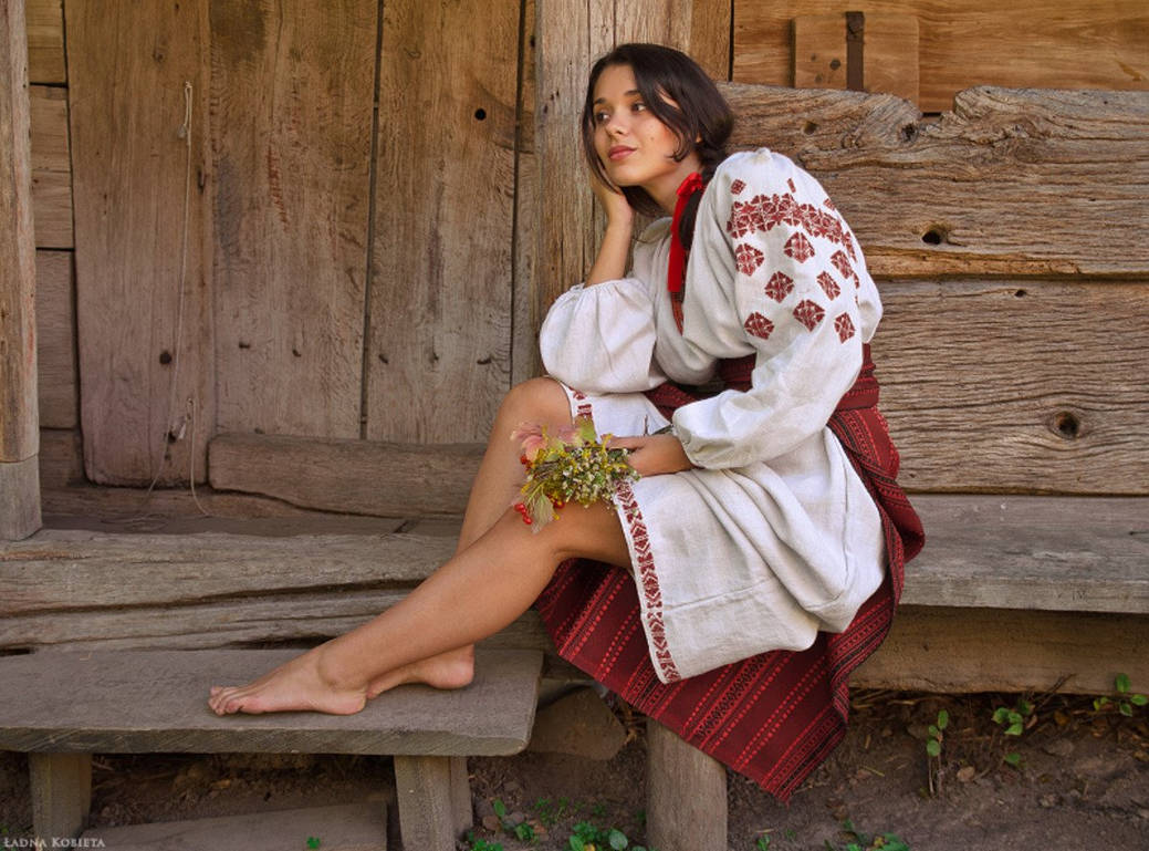Fresh photos, fresh mood — Women in Slavic costumes online in Srinagar