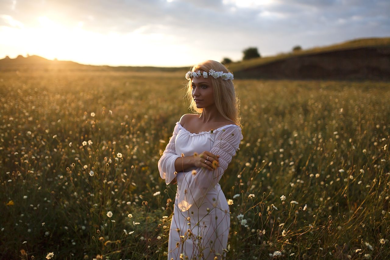 Girls in Slavic costumes in Srinagar