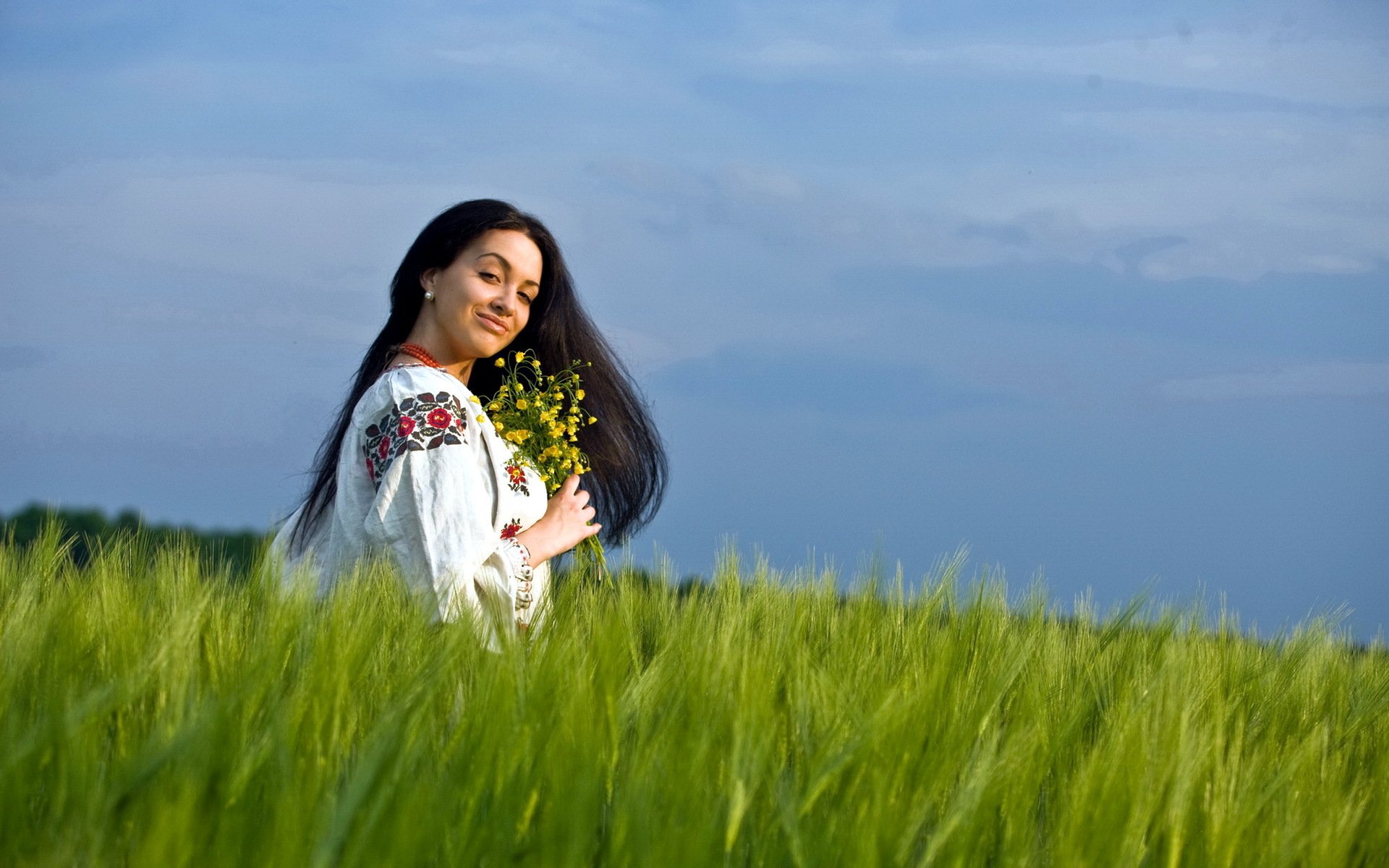 Girls in Slavic costumes in Srinagar