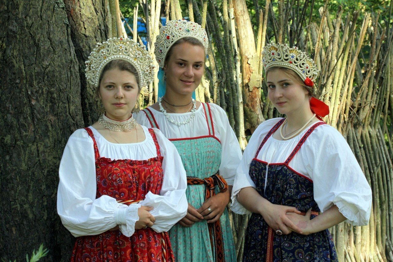Sexy model Girls in Slavic costumes in Srinagar