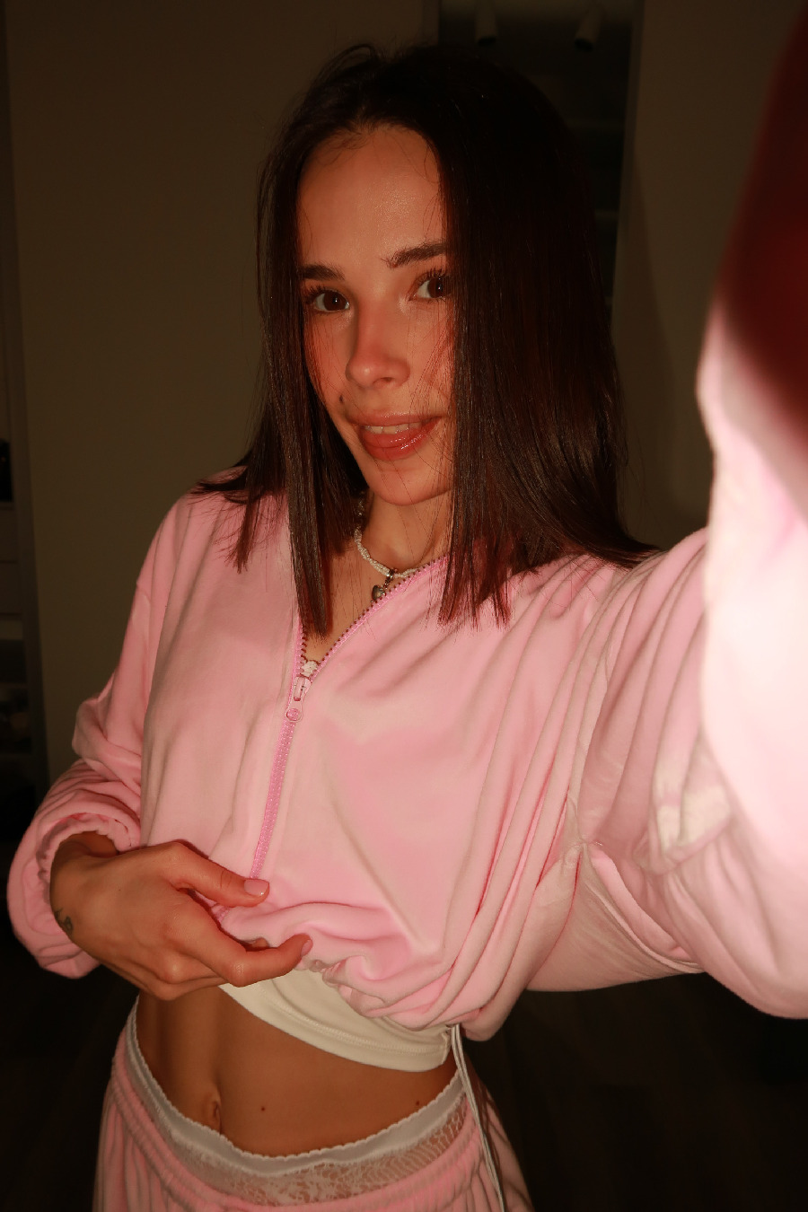 Tina brings the glow — live moments in Srinagar